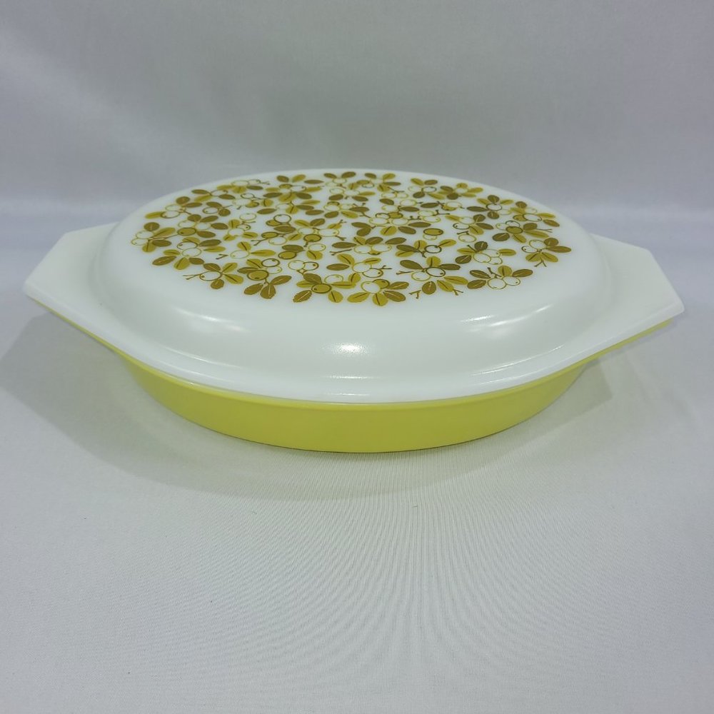 Pyrex #6 Verde 1967-1972 Divided Baking Dish 1.5 Quart Berries Olives